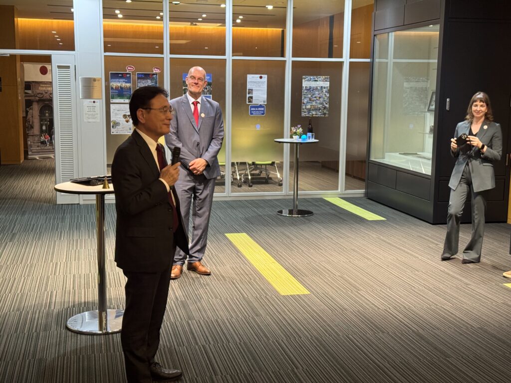 Kyoto University President Minato gives a toast.